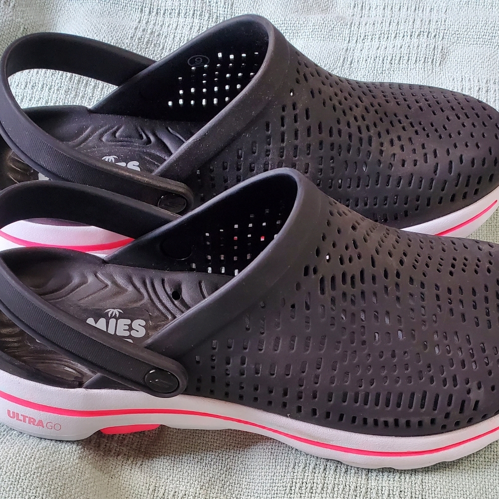 Women's Foamies Sketchers
